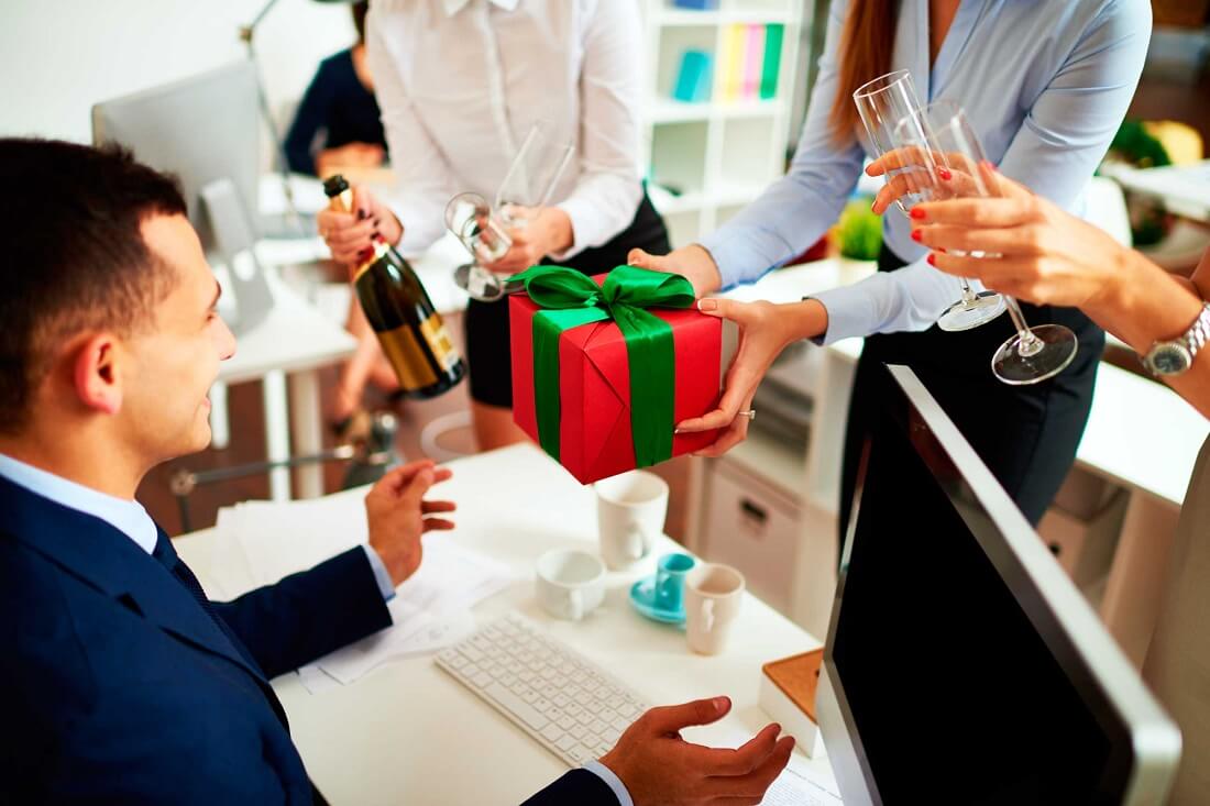 Công chức cần làm gì với quà tặng để không bị xem là tham nhũng?.