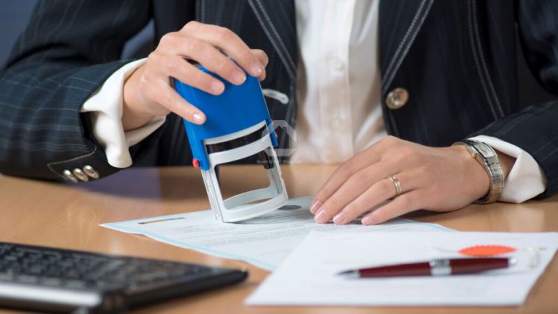 Giải đáp vướng mắc về trách nhiệm bồi thường khi văn bản công chứng không đúng quy định.