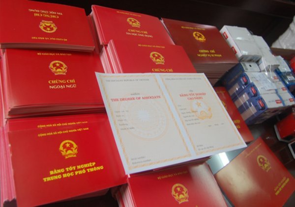 Hành vi mua, sử dụng bằng giả có thể bị truy cứu trách nhiệm hình sự.