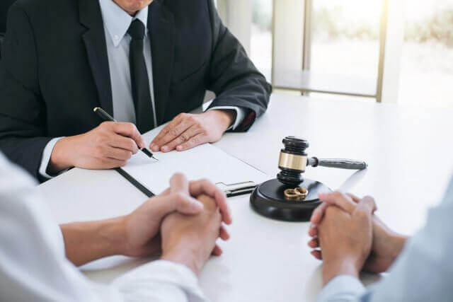 Một bên đương sự có yêu cầu giải quyết ly hôn nhưng đề nghị vắng mặt thì Tòa án xử lý như thế nào?.