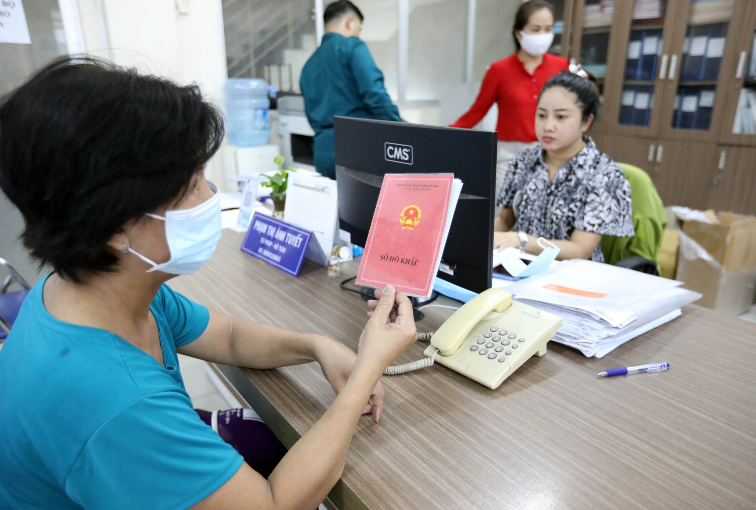 Người dân có được giữ lại sổ hộ khẩu làm kỷ niệm?.