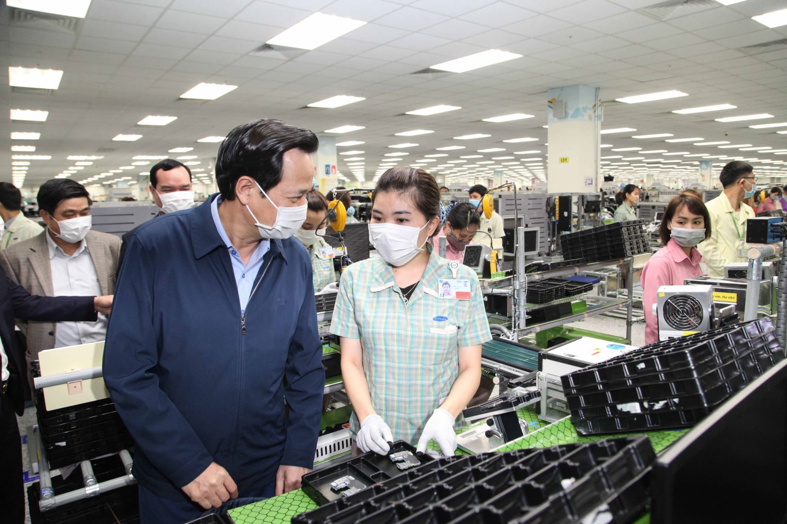 Người lao động bị nghỉ việc không lương nộp hồ sơ hỗ trợ khó khăn do Covid-19 ở đâu?.