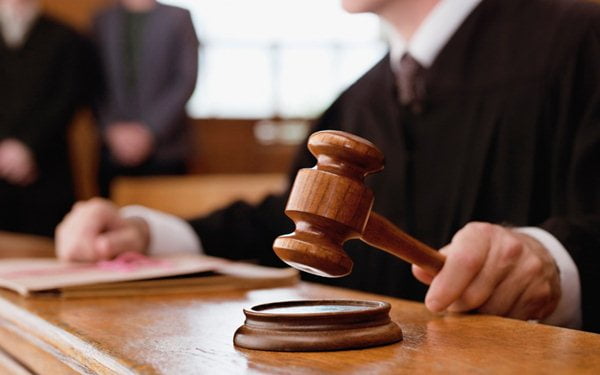 Ra quyết định đình chỉ giải quyết vụ án hay tiếp tục giải quyết vụ án?.