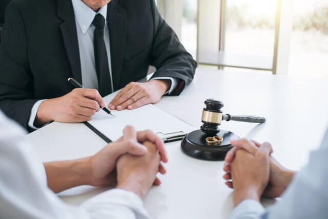 Tòa án Việt Nam có thẩm quyền giải quyết việc ly hôn và quan hệ con chung theo yêu cầu của nguyên đơn không?.