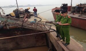 Xử phạt hành vi khai thác cát trái phép.