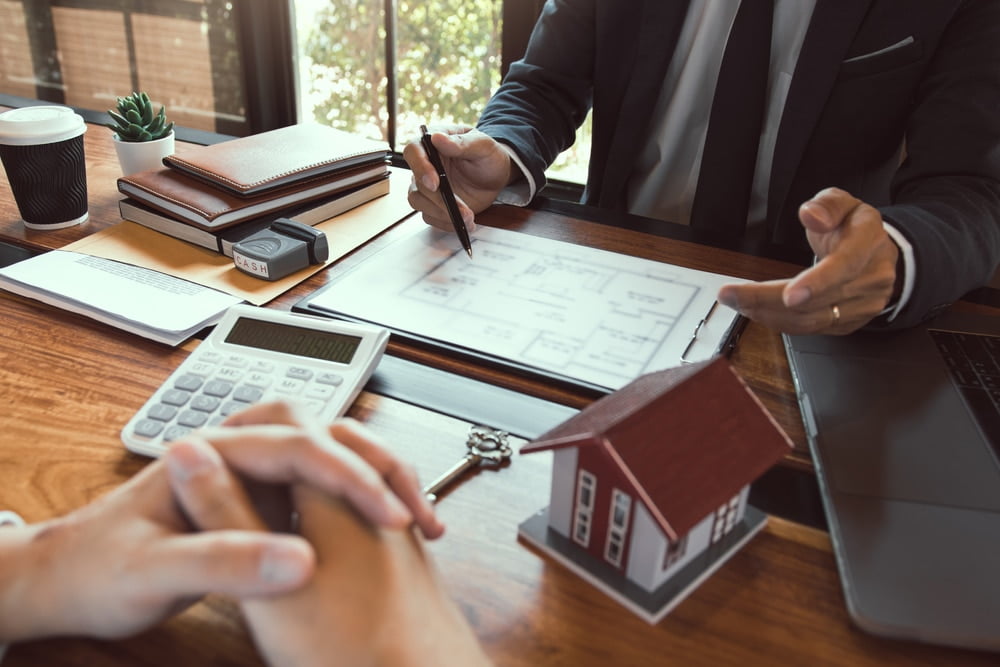 Thời hạn ra quyết định áp dụng biện pháp khẩn cấp tạm thời.