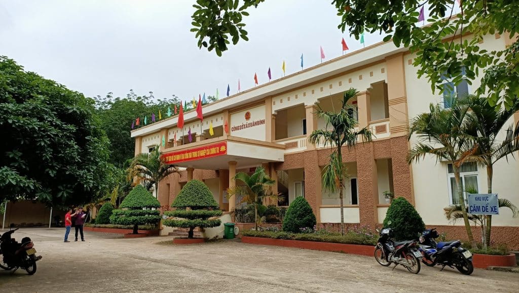 Kỷ luật cán bộ xã đi du lịch nhưng không được cho phép.
