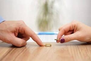 Aluat.vn | Nộp đơn ly hôn thuận tình bao lâu thì được giải quyết?.