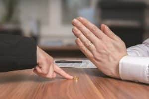 Aluat.vn | Thẩm quyền giải quyết ly hôn đơn phương là ai?.