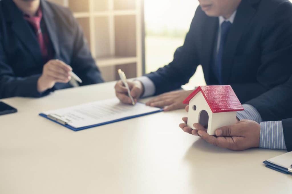 Aluat.vn | Sử dụng tài sản chung của vợ chồng đi cầm cố được không?.