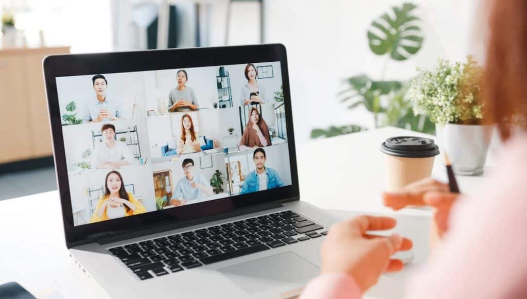 Làm việc qua mạng Internet với website nước ngoài quy định thế nào?.