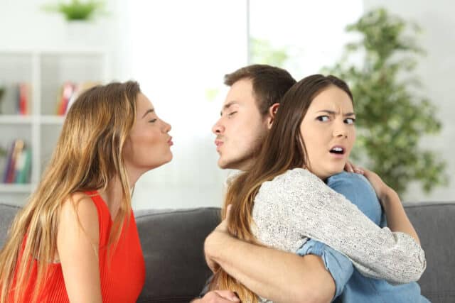 Aluat.vn | Chia tài sản khi có 2 vợ như thế nào? (Cập nhật 2023).