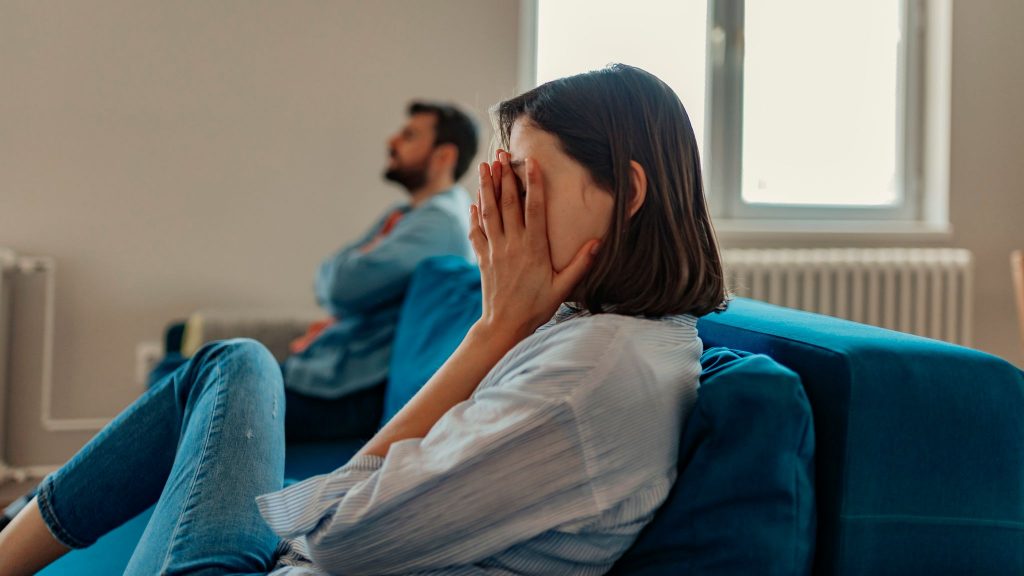 Aluat.vn | Thủ tục ly hôn khi một bên ở nước ngoài.