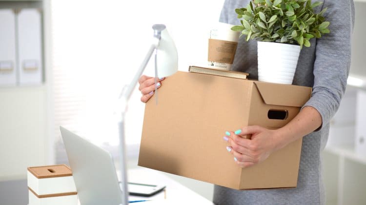 Bị sa thải có được hưởng bảo hiểm thất nghiệp không?.