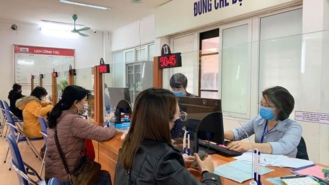 Đang hưởng trợ cấp thất nghiệp thì có việc làm phải làm sao?.