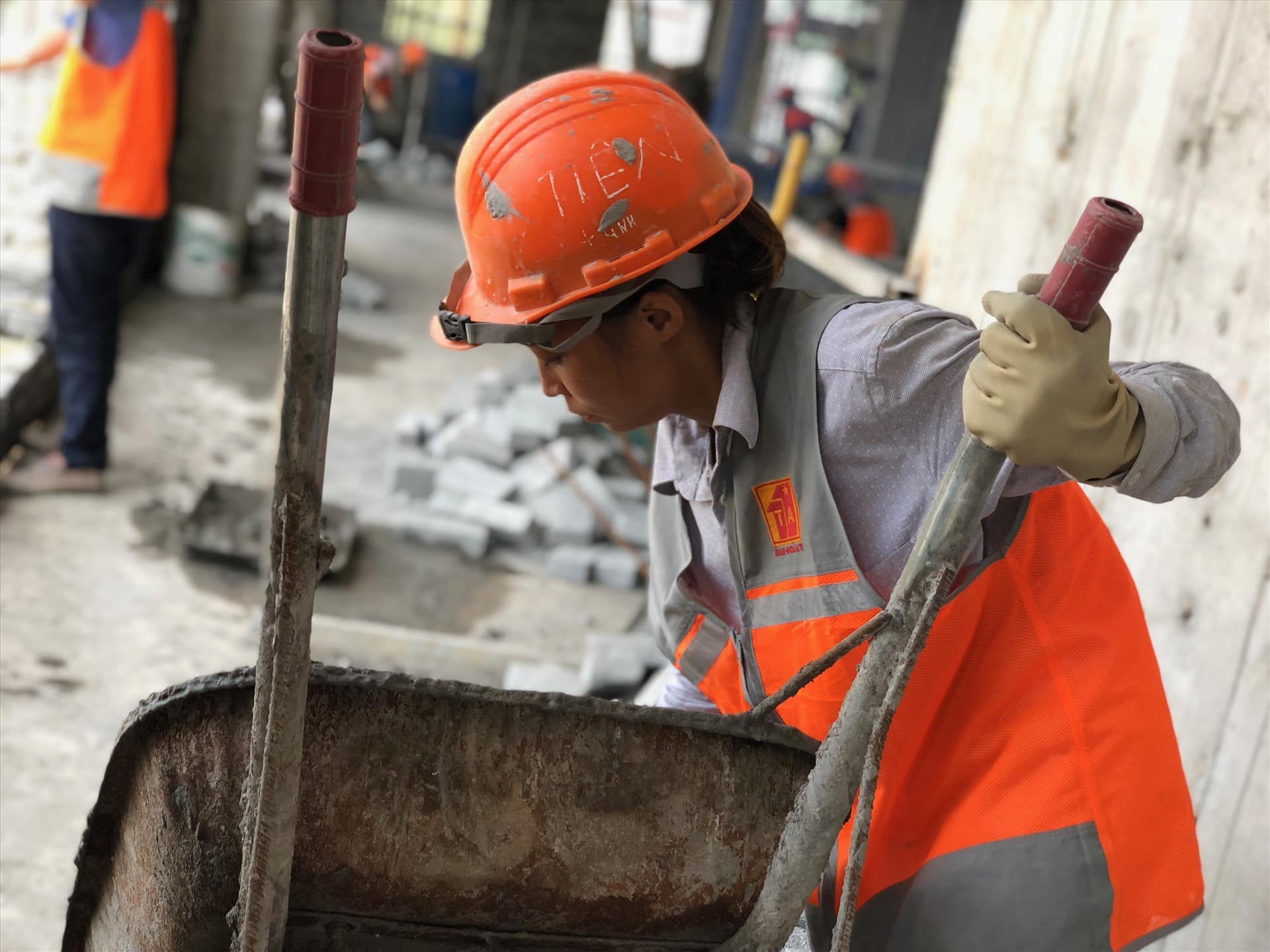Tuổi nghỉ hưu với người làm nghề độc hại, nặng nhọc (2022) .