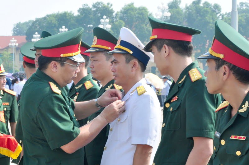 Hướng dẫn cách đeo cành tùng Quân đội Việt Nam theo từng cấp bậc.
