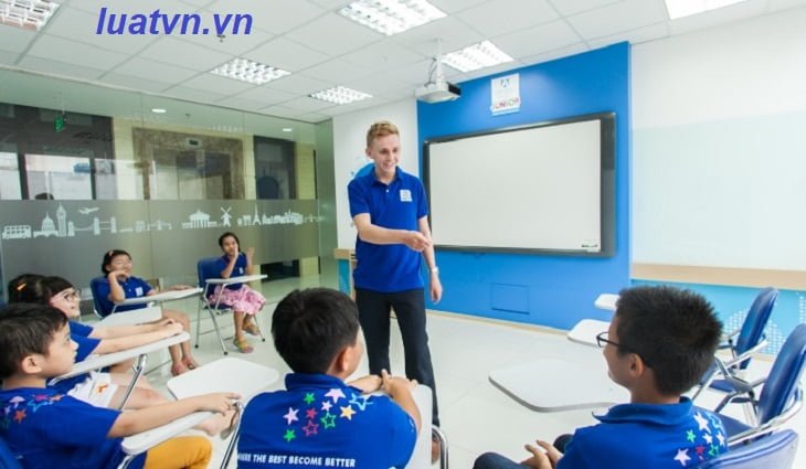 Đình chỉ hoạt động của trung tâm ngoại ngữ, tin học.