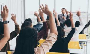 Quyền đề xuất ý kiến của người bị tạm giữ, người bị tạm giam trong thực hiện dân chủ trong thi hành tạm giữ, tạm giam như thế nào?.