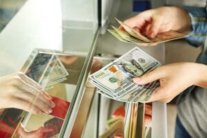 Mức ngoại tệ mua, chuyển, mang ra nước ngoài của người cư trú là công dân Việt Nam.