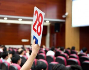 Thu hồi chứng chỉ hành nghề đấu giá theo quy định.