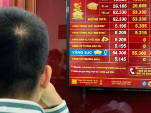 Ngân hàng nhà nước điều chỉnh giá vàng trong nước theo quy chế nào?.