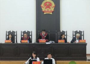 Khi giải quyết vụ án hình sự người dưới 18 tuổi có bắt buộc phải có Hội thẩm là giáo viên không?.