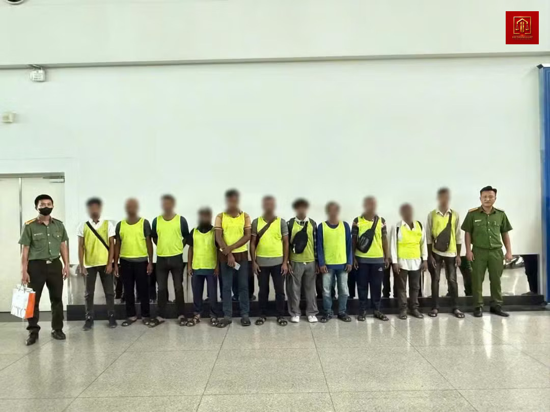 Trục xuất 14 người nước ngoài vi phạm quy định về lưu trú Trục xuất 14 người nước ngoài vi phạm quy định về lưu trú