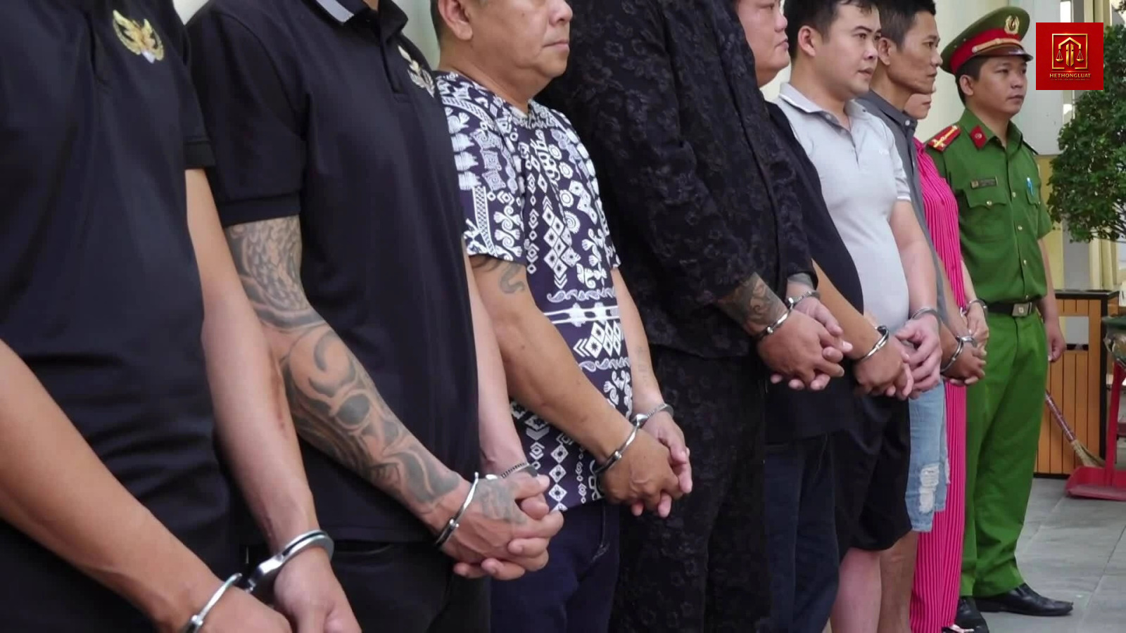 Các đối tượng cưỡng đoạt tài sản bị bắt giữ trong vụ án đòi nợ thuê Các đối tượng cưỡng đoạt tài sản bị bắt giữ trong vụ án đòi nợ thuê