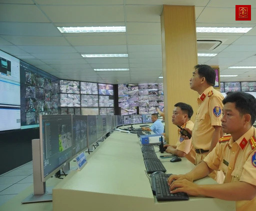 Người dân thực hiện nộp phạt nguội online trên ứng dụng VNeID Người dân thực hiện nộp phạt nguội online trên ứng dụng VNeID
