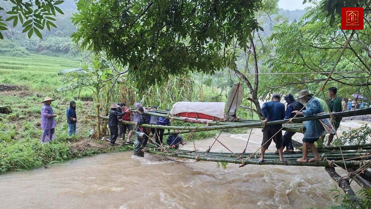 Người dân Thanh Hóa tự làm cầu tre vượt lũ đưa tang qua suối