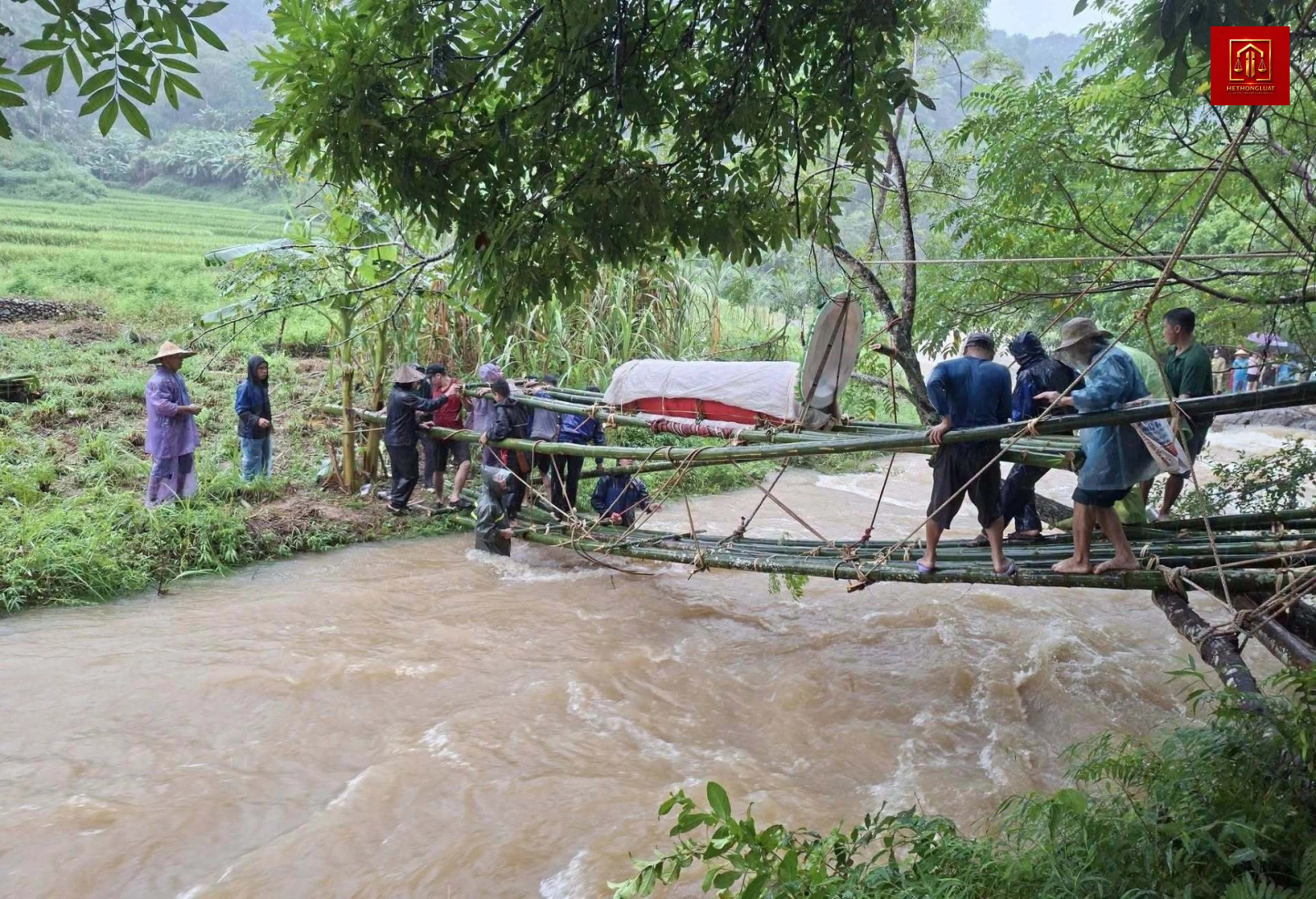 Người dân Thanh Hóa tự làm cầu tre vượt lũ đưa tang qua suối