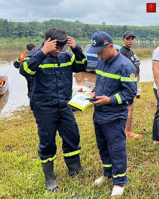 Tìm kiếm người phụ nữ mất tích do ôtô bị lũ cuốn tại Đồng Nai Tìm kiếm người phụ nữ mất tích do ôtô bị lũ cuốn tại Đồng Nai