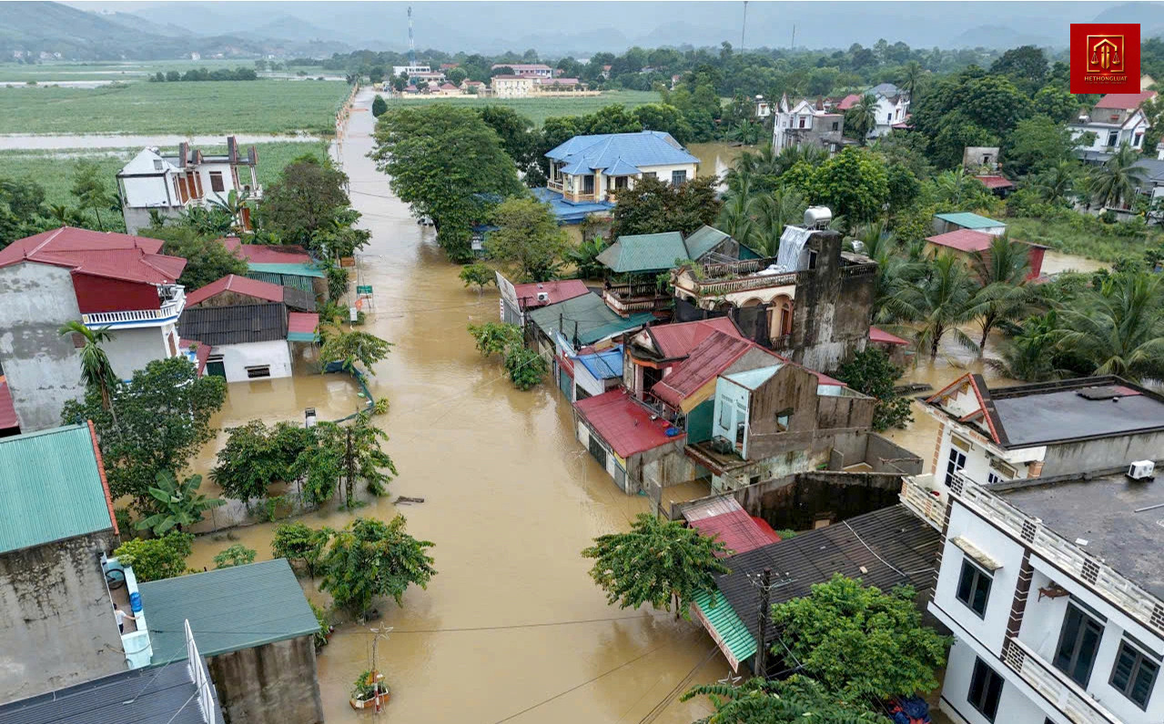 Người dân Thanh Hóa tự làm cầu tre vượt lũ đưa tang qua suối