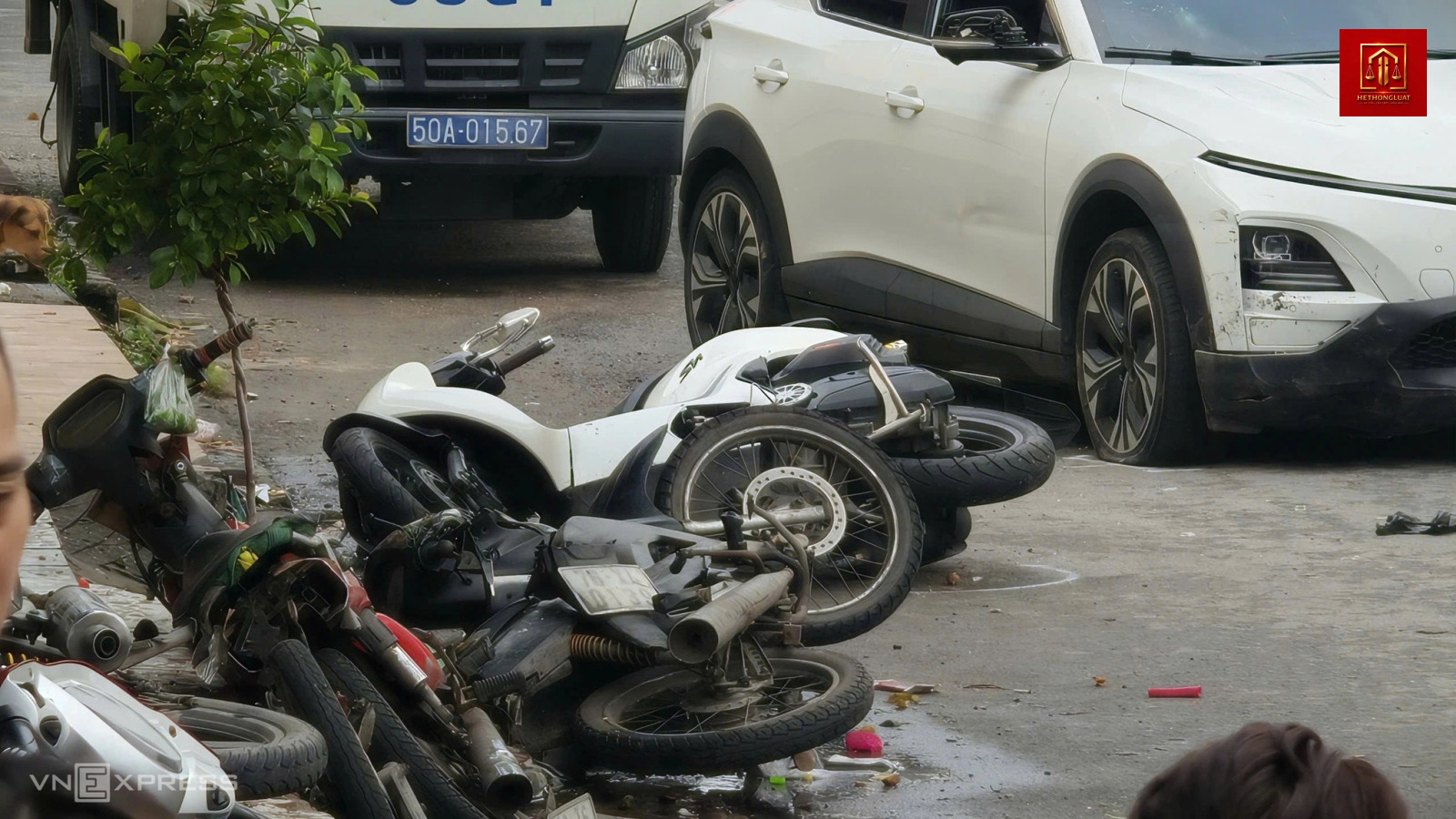 Tài xế ôtô lao vào dàn xe máy sau mâu thuẫn tại quán nhậu Tài xế ôtô lao vào dàn xe máy sau mâu thuẫn tại quán nhậu
