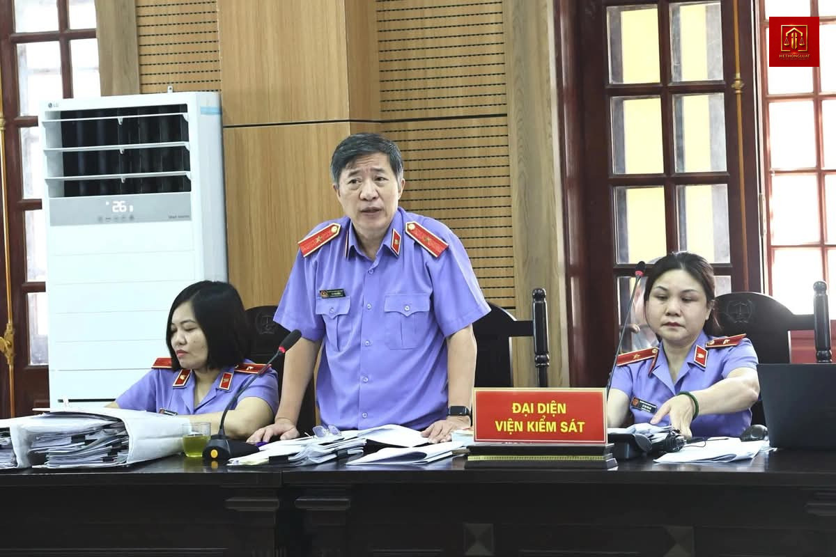 Xét xử cựu Phó bí thư Tỉnh Đoàn Yên Bái Đinh Tiến Hùng Xét xử cựu Phó bí thư Tỉnh Đoàn Yên Bái Đinh Tiến Hùng