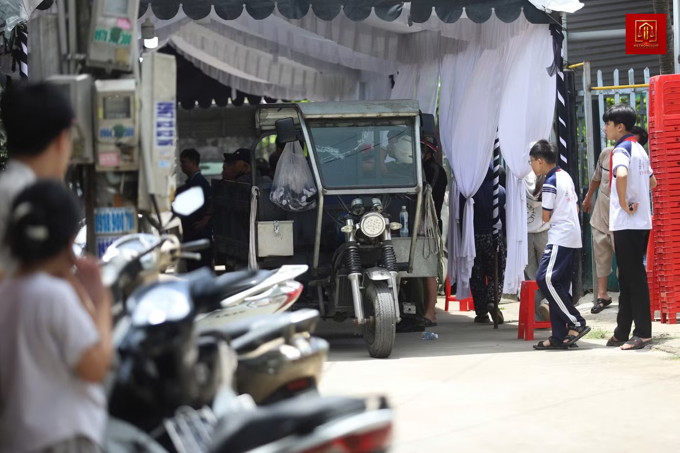 Cảnh sát phong tỏa khu vực xảy ra vụ án tội giết người Cảnh sát phong tỏa khu vực xảy ra vụ án tội giết người