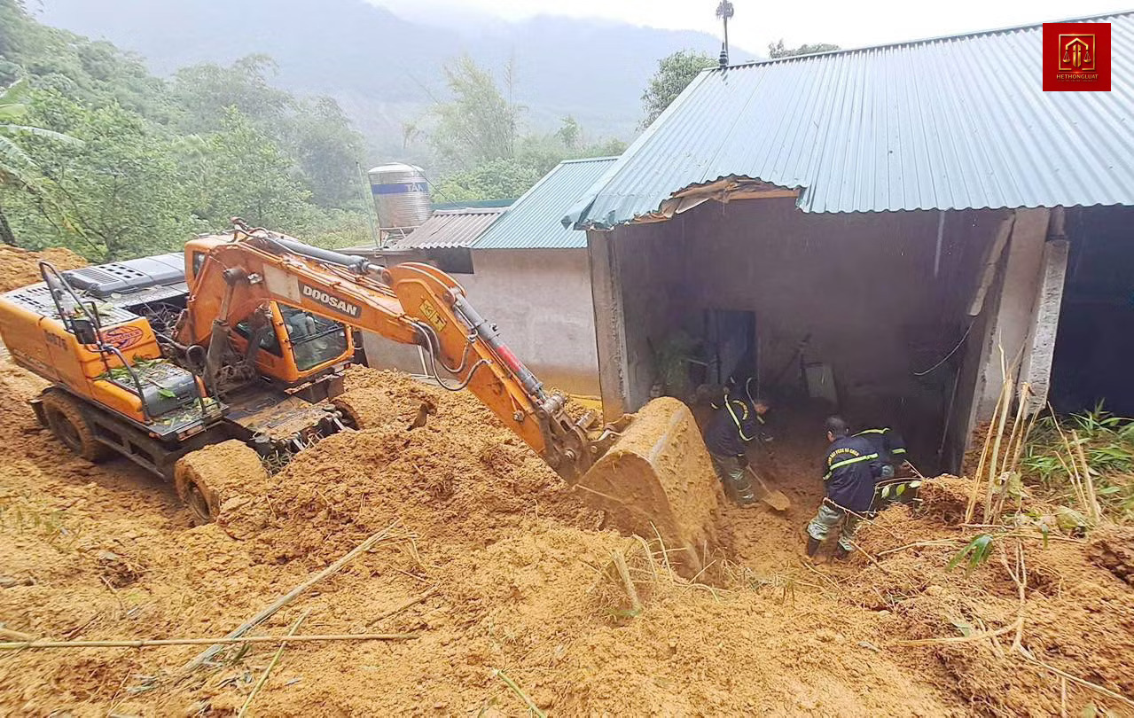 Sạt lở đất vùi lấp căn nhà tại thôn Tú Lý làm ba người tử vong