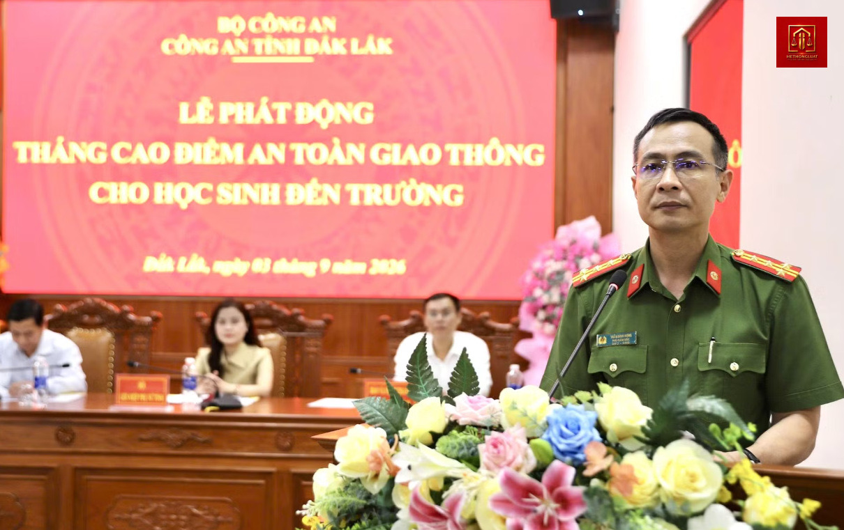 Lực lượng chức năng kiểm soát an toàn giao thông cho học sinh đến trường Lực lượng chức năng kiểm soát an toàn giao thông cho học sinh đến trường