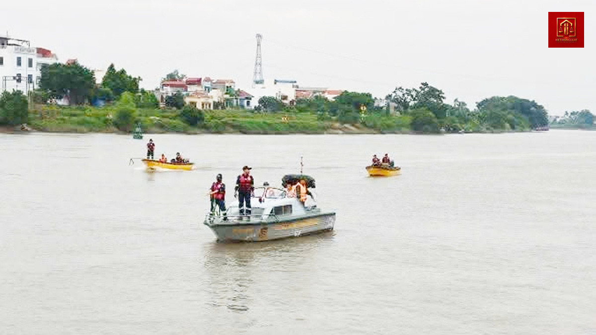 Lực lượng chức năng tìm kiếm cứu nạn vụ nhảy cầu Bo tại Hưng Yên Lực lượng chức năng tìm kiếm cứu nạn vụ nhảy cầu Bo tại Hưng Yên