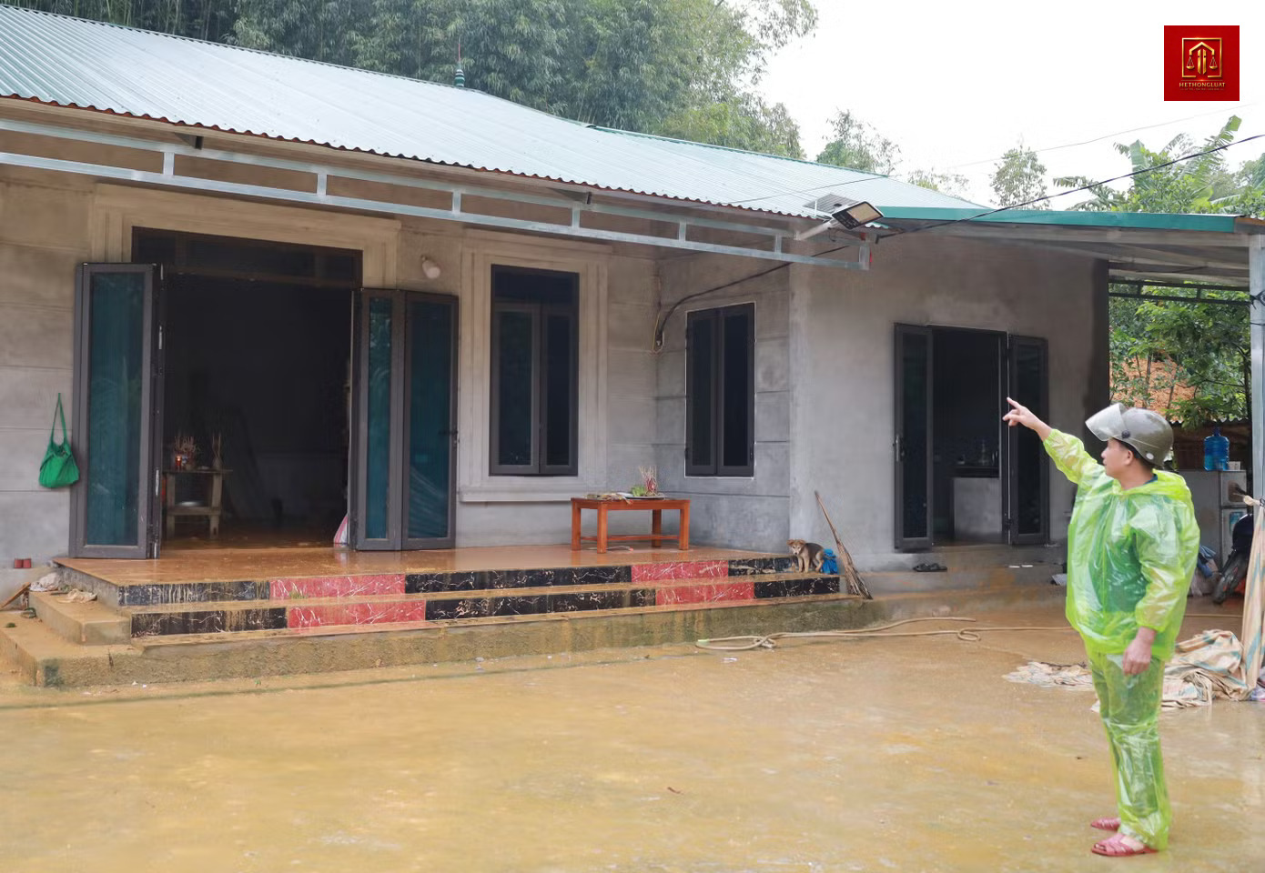 Lực lượng chức năng hỗ trợ tìm kiếm nạn nhân sạt lở