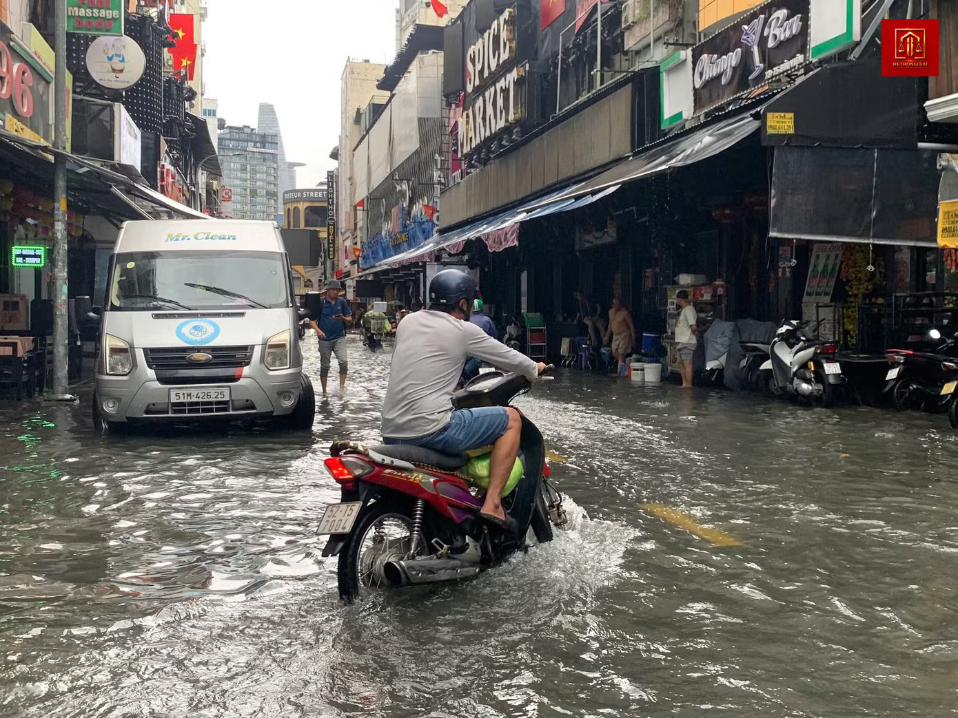 Người dân khó khăn di chuyển trên đường ngập tại TPHCM Người dân khó khăn di chuyển trên đường ngập tại TPHCM