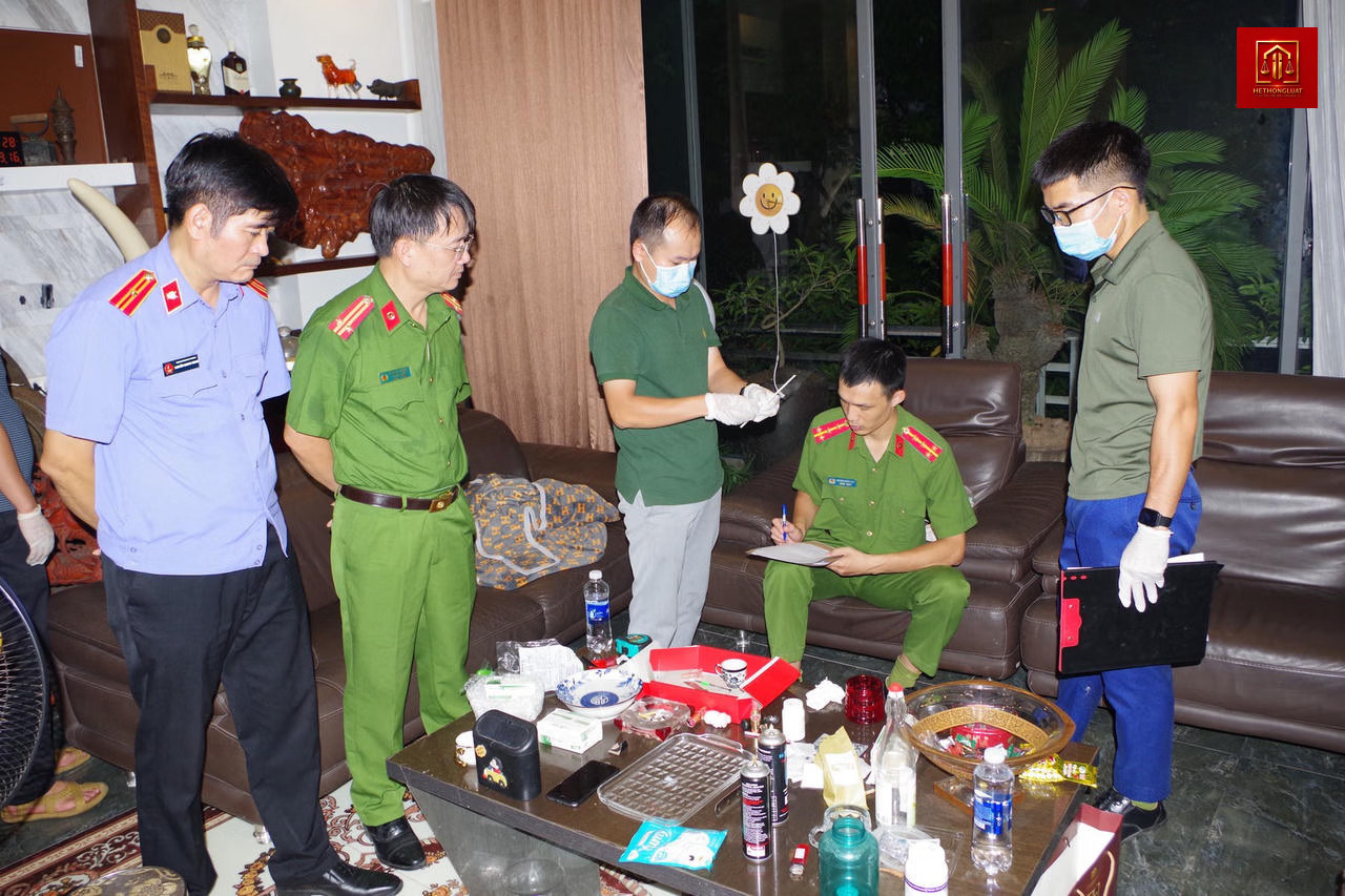 Tang vật vụ án tổ chức sử dụng trái phép chất ma túy bị thu giữ tại hiện trường Tang vật vụ án tổ chức sử dụng trái phép chất ma túy bị thu giữ tại hiện trường