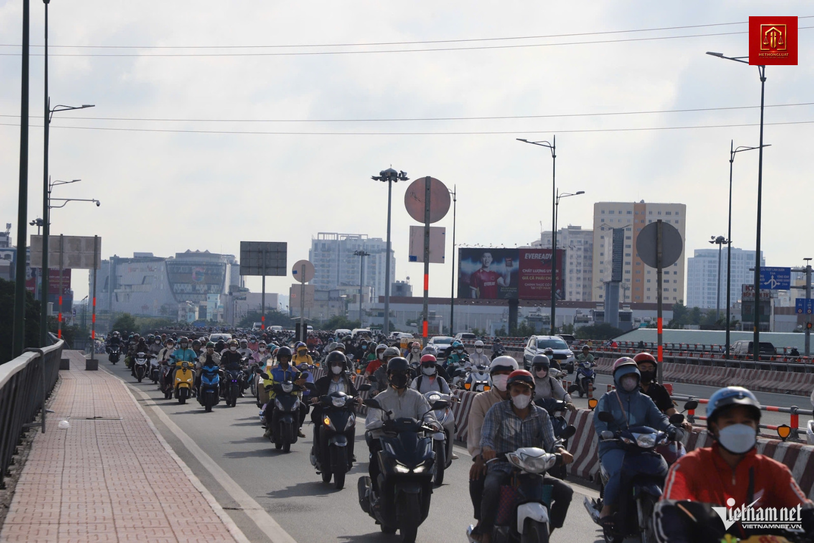 Phân luồng giao thông cầu Bình Lợi và thực trạng xe máy lấn làn