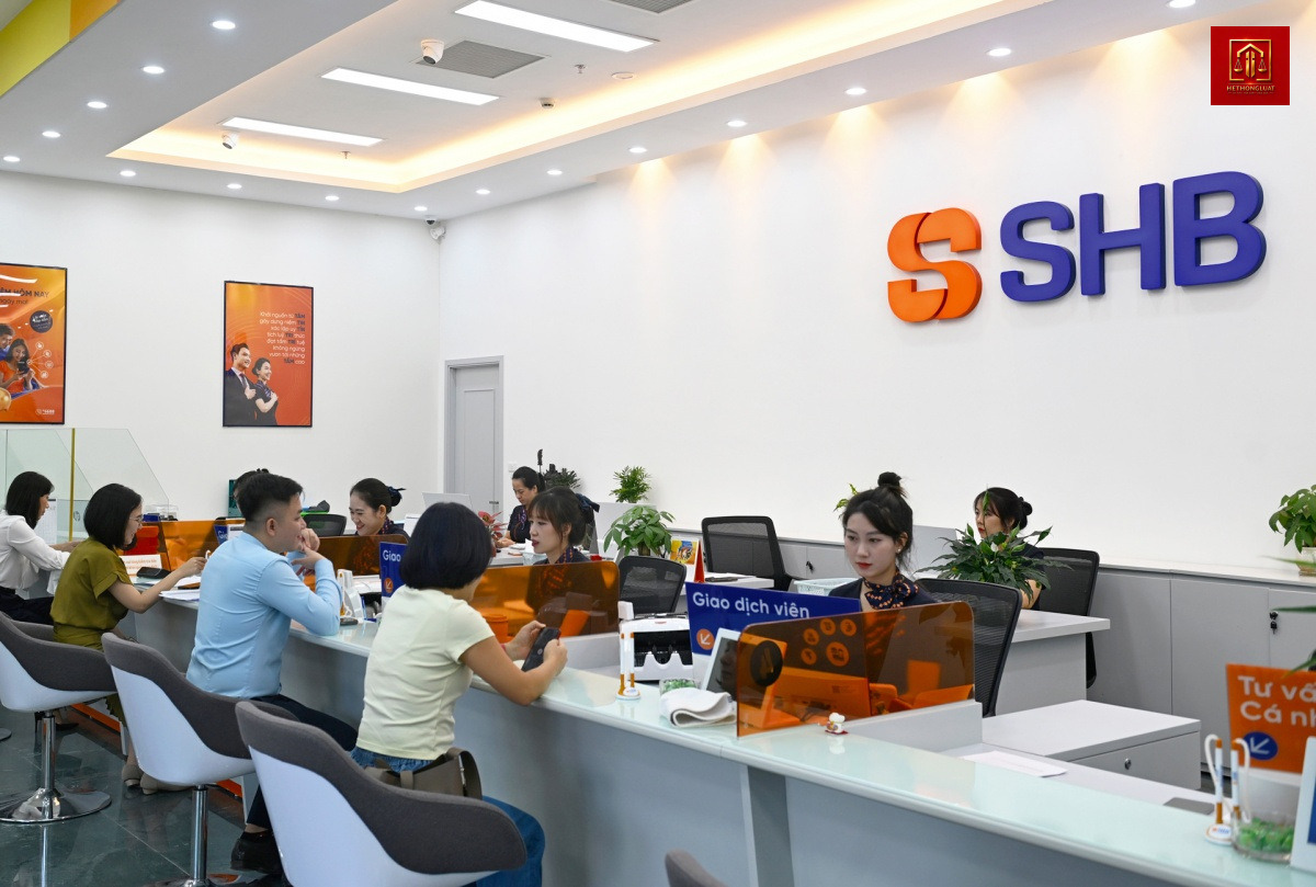 Nhân viên ngân hàng tư vấn phương thức nhận lãi tiền gửi tiết kiệm